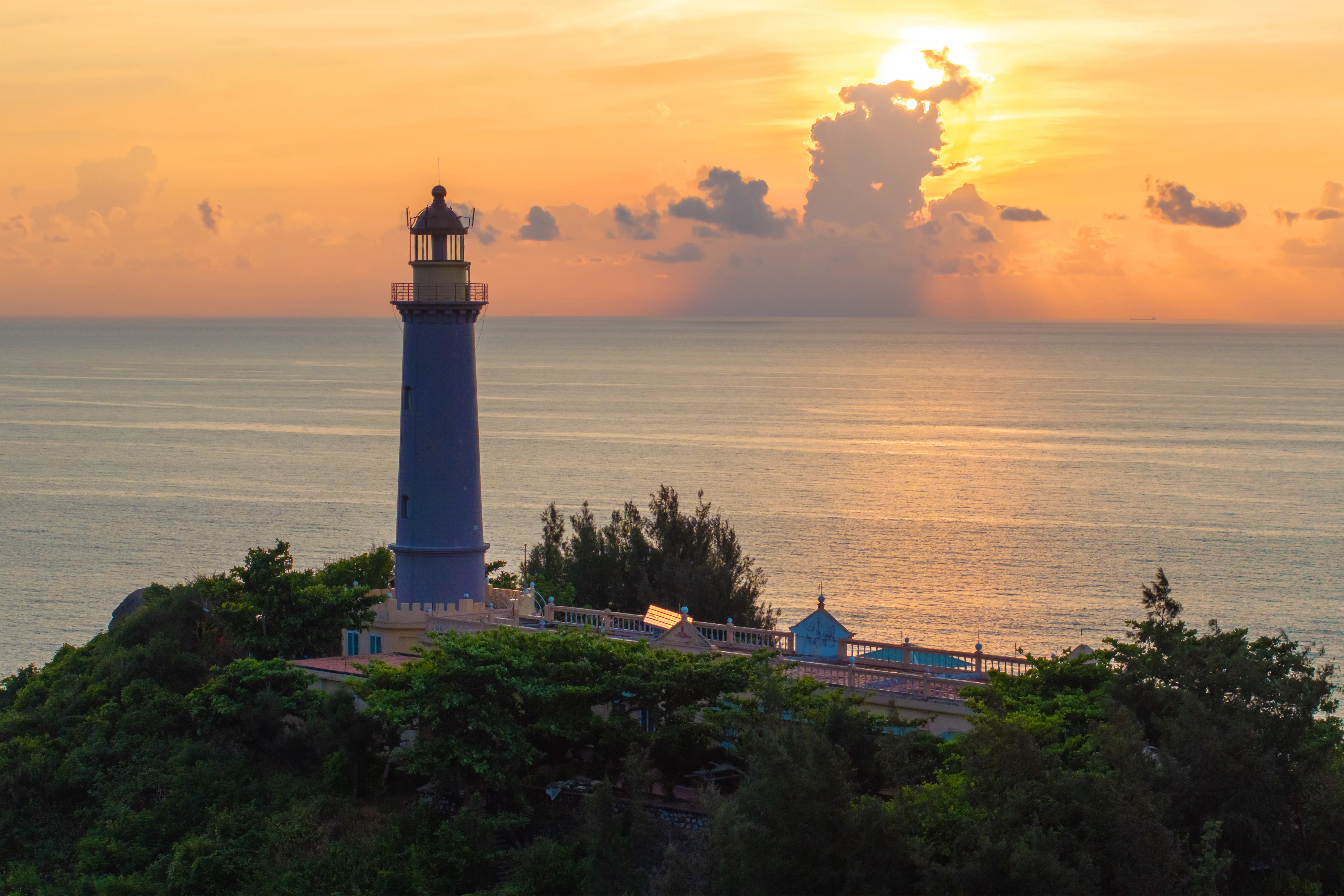 Hon Tam Island